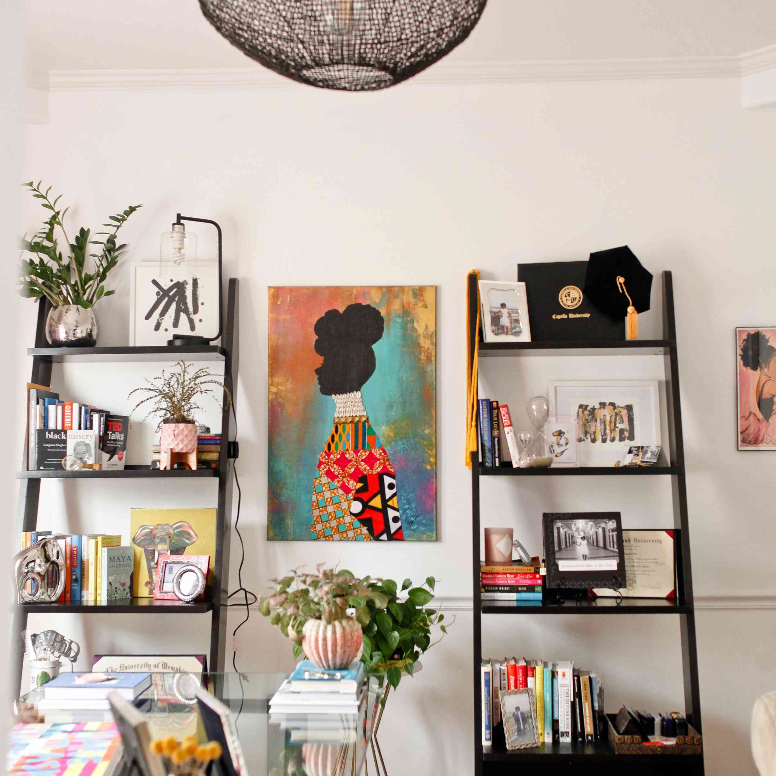 两个彩色的书架。