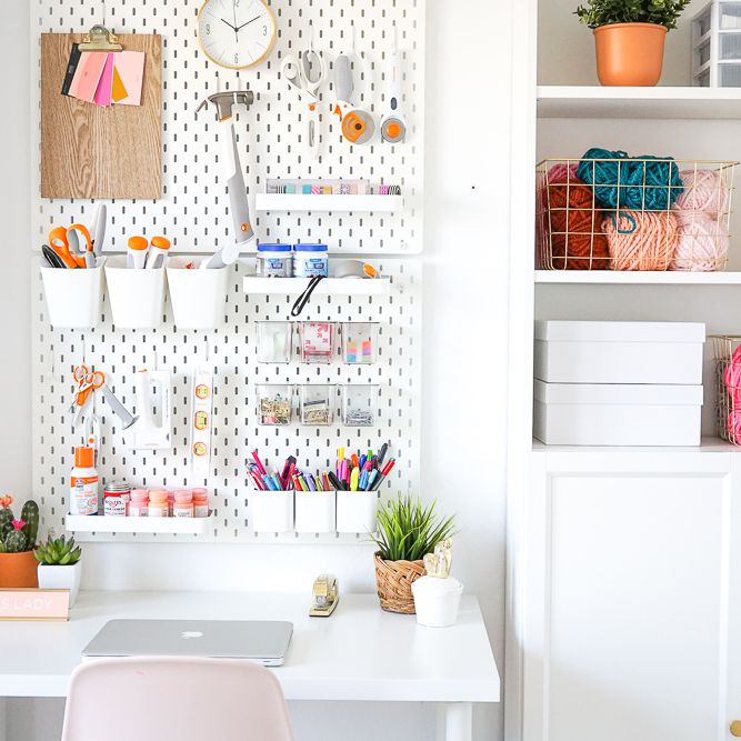 简约的工艺室衬有白色组织精美和工艺用品