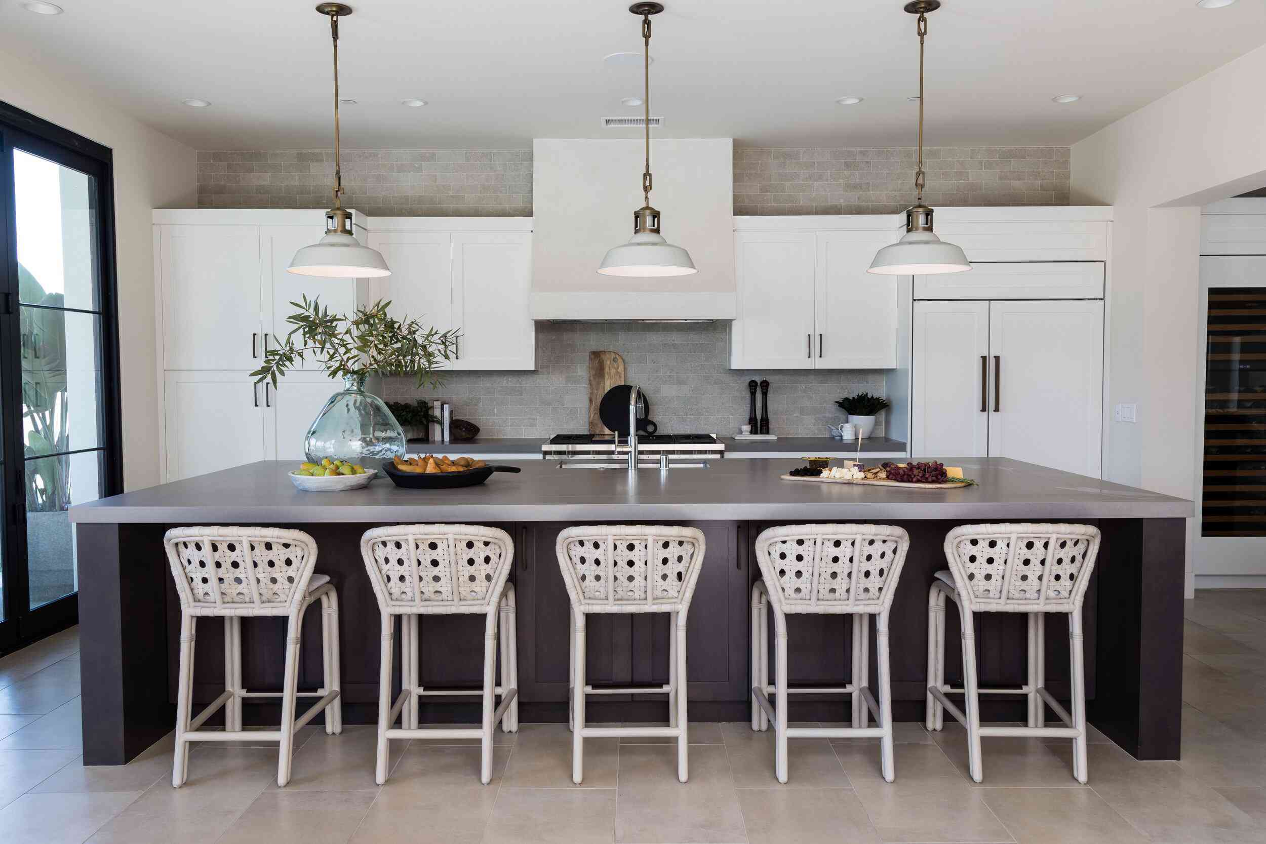 灰色的后挡板，灰色的台面和炭橱柜