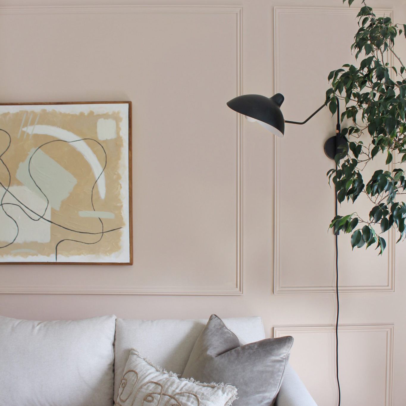 粉红色的客厅白色沙发。