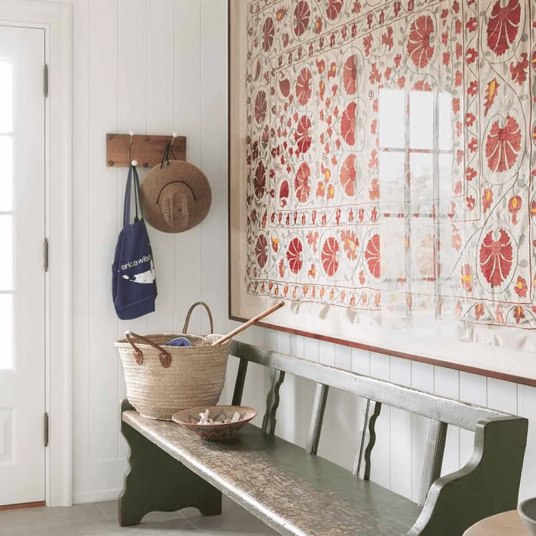 入口通道，装饰有一条古董木长凳和一条大框架被子