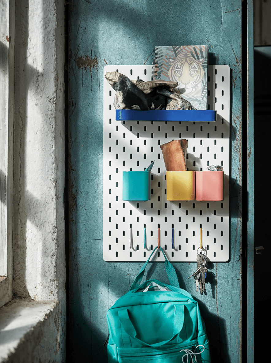 一个白色的挂板，目前在宜家出售