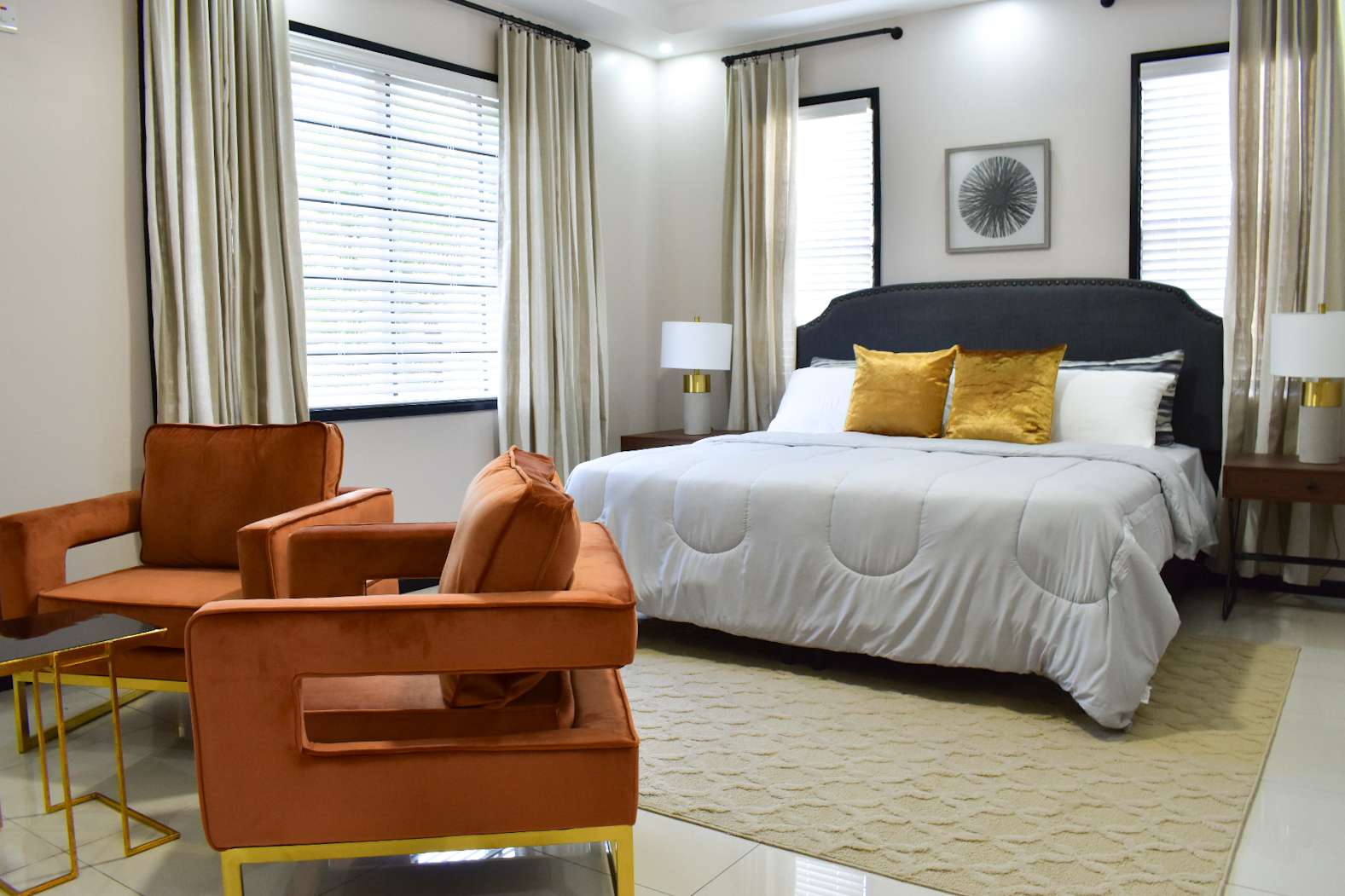 豪华的金色和黑色卧室。