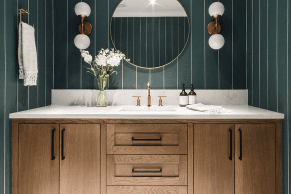 粉末室，带深绿色条纹壁纸，黑白瓷砖地板等艺术品装饰的装饰口音