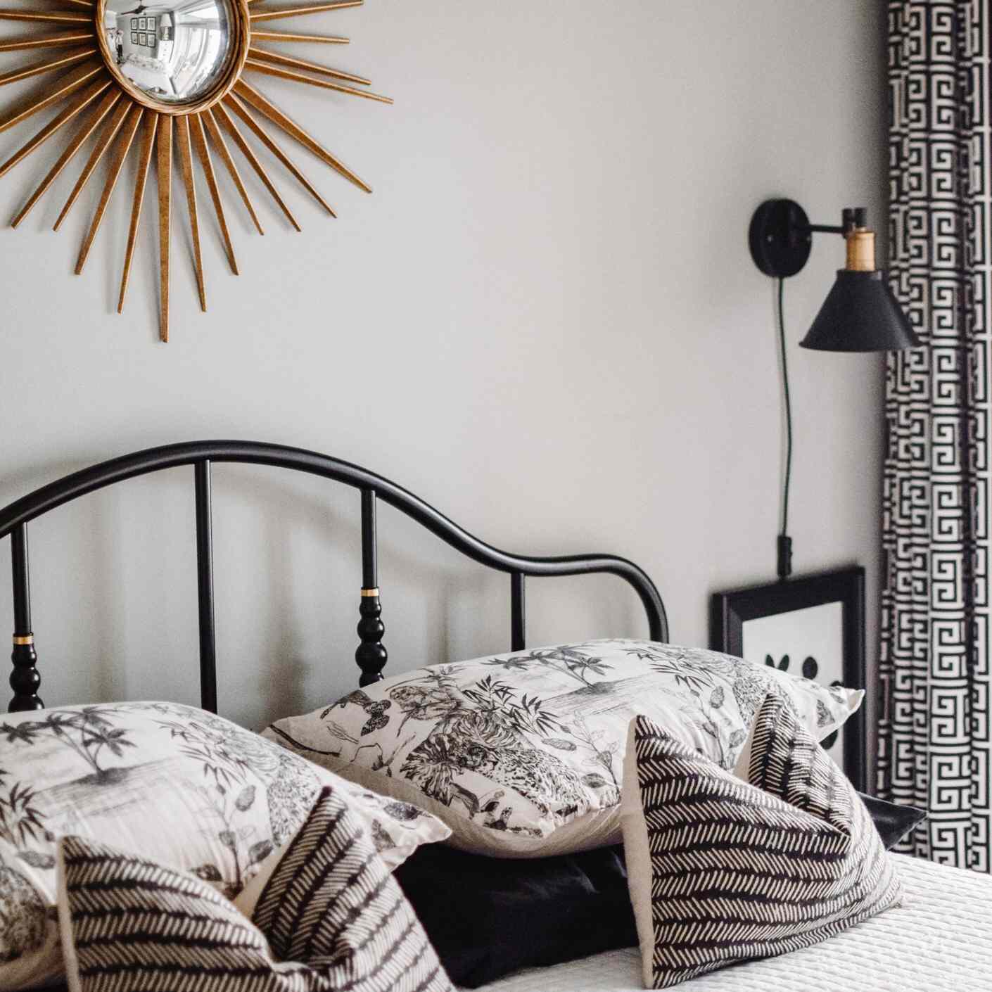 黑色和白色的床，上面悬挂着大太阳镜。