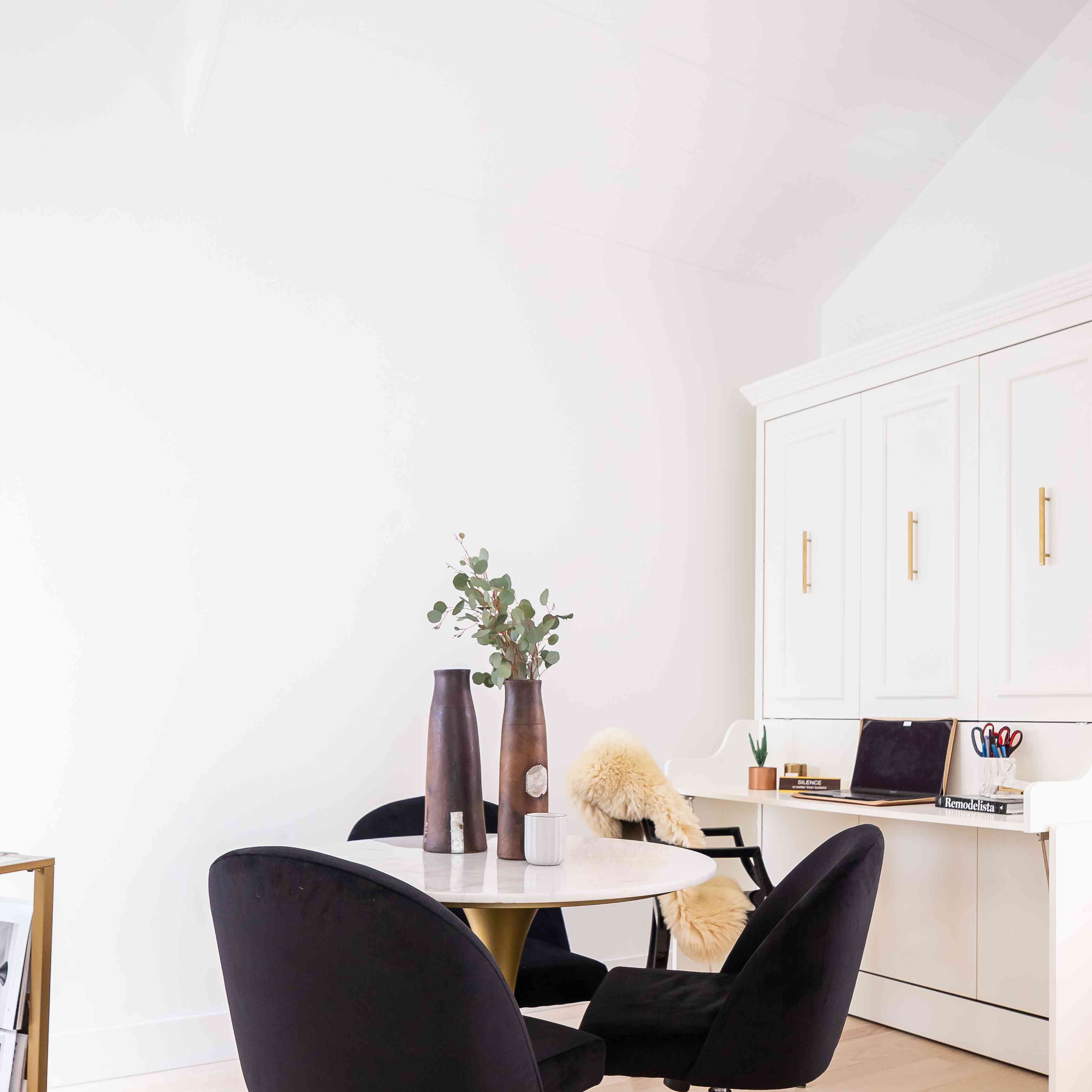 简单的办公室空间与黑色滚动椅子。