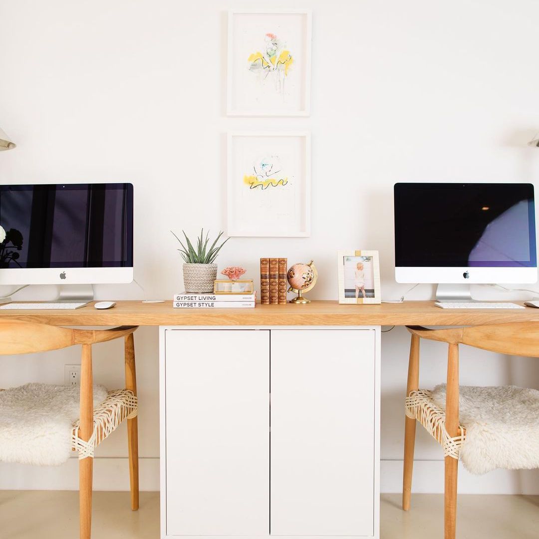 桌子上有两个显示器