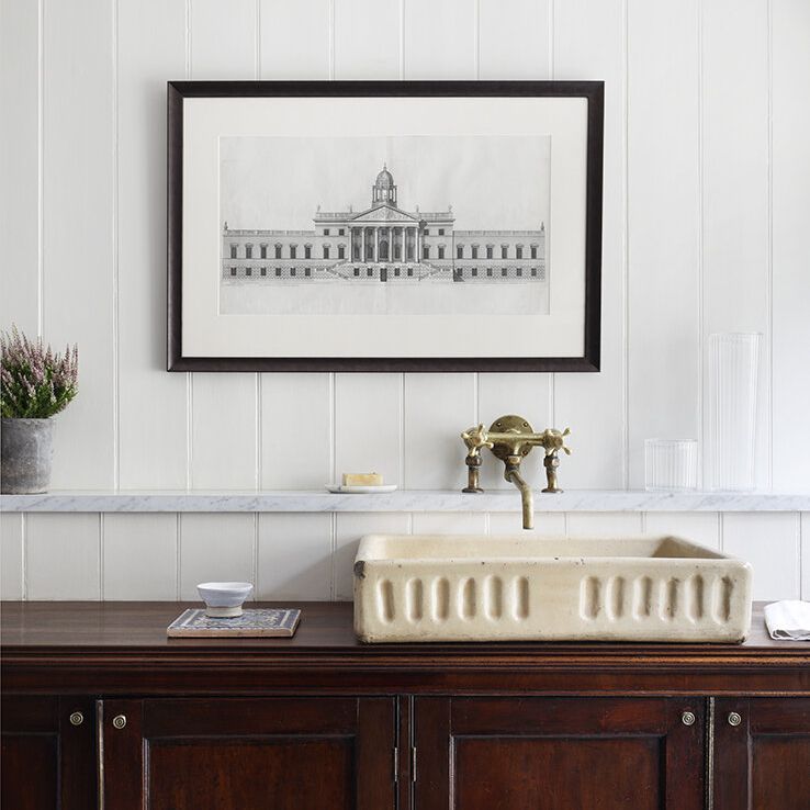 一件很大的木制家具，上面有一个老式的容器水槽