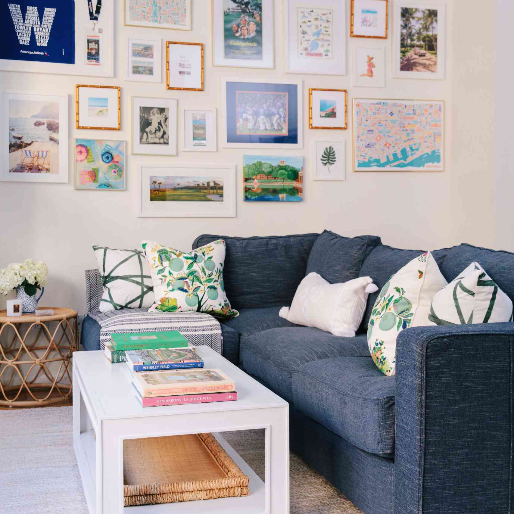 有趣的客厅与大画廊墙。