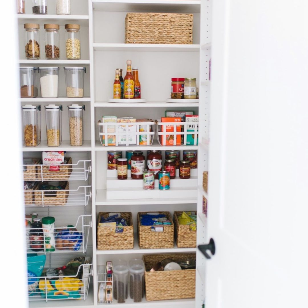 有篮子和容器的食品储藏室