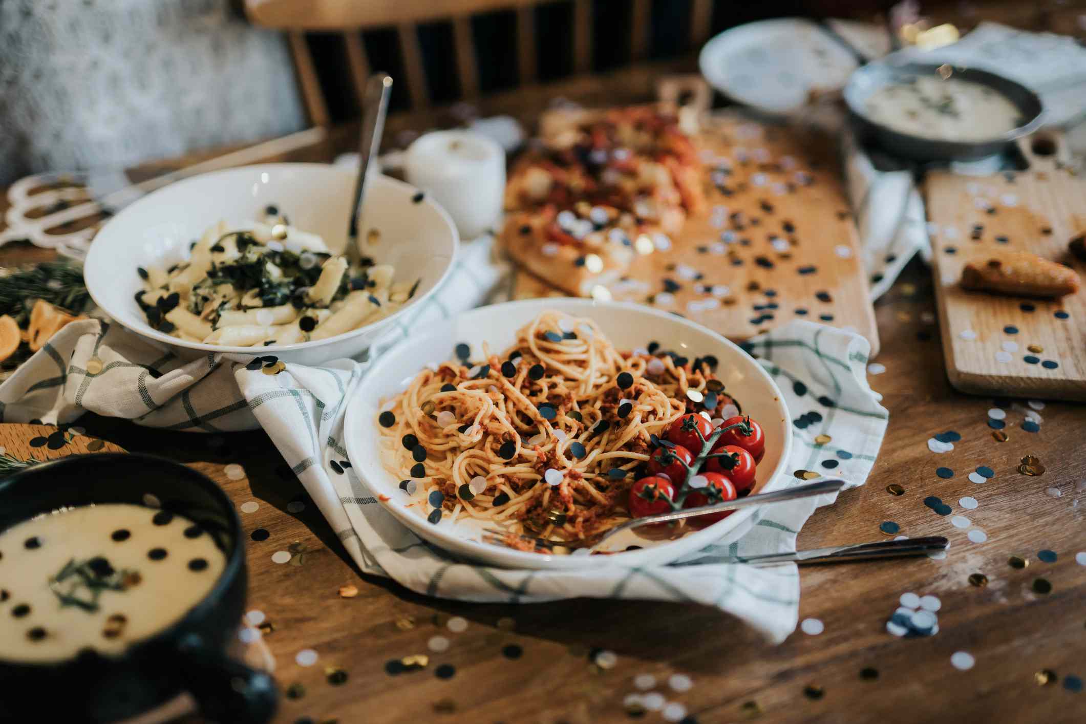 晚餐传播与跨纸屑散落表