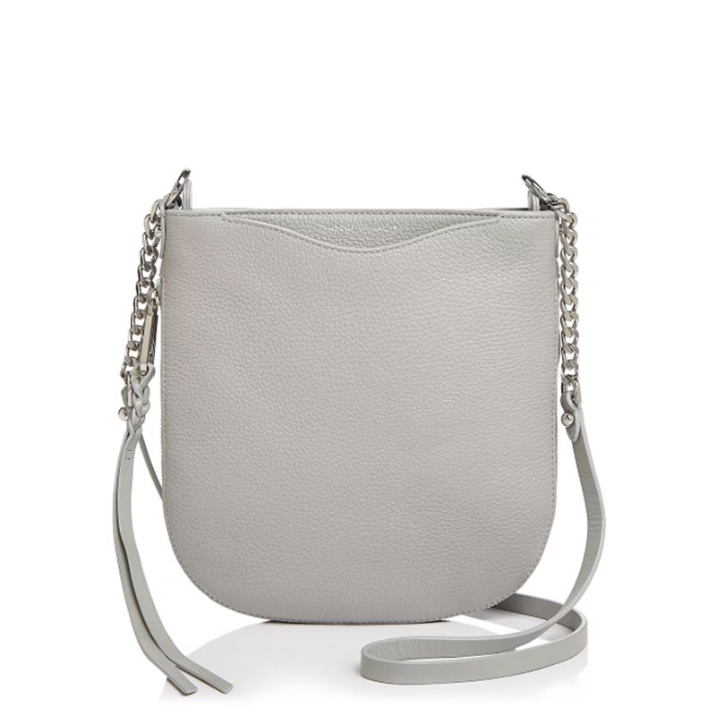 灰色的hobo款式斜挎包。