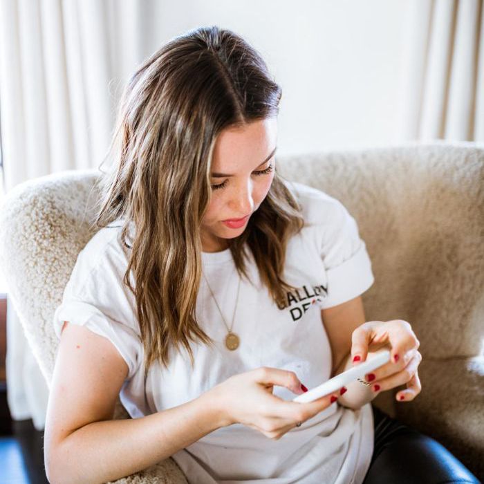 一个正在列购物单的女人