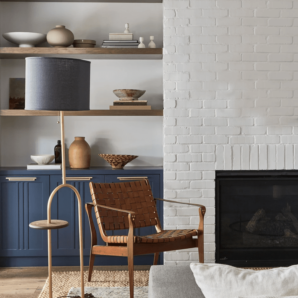 一个带有靛蓝橱柜流行音乐的起居室