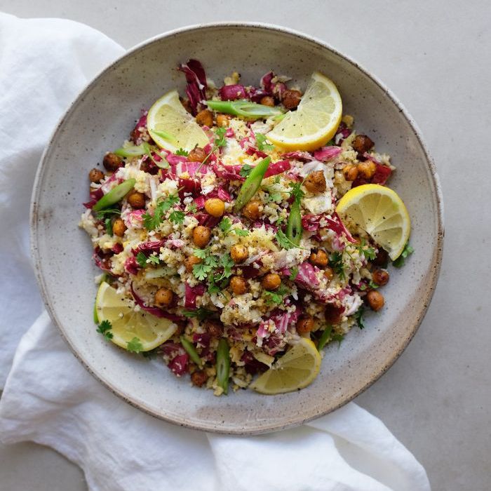 花椰菜沙拉，烤鹰嘴豆，菊苣和细叶芹