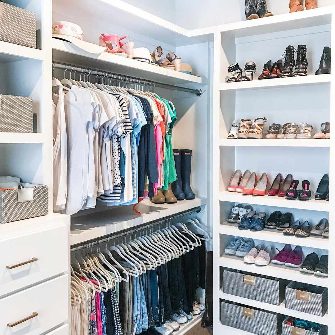 整洁和有组织的衣橱。