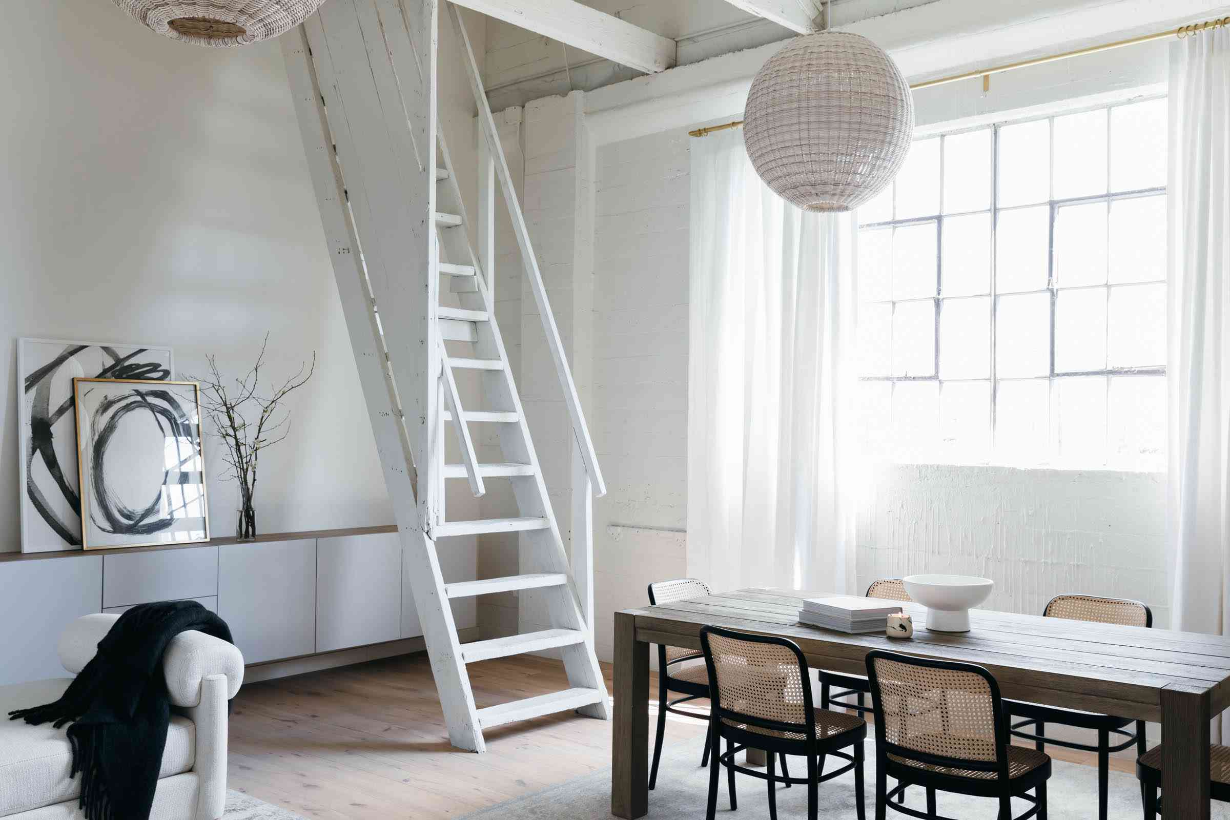 一个被漆成白色的工业生活空间，装饰着白色的装饰