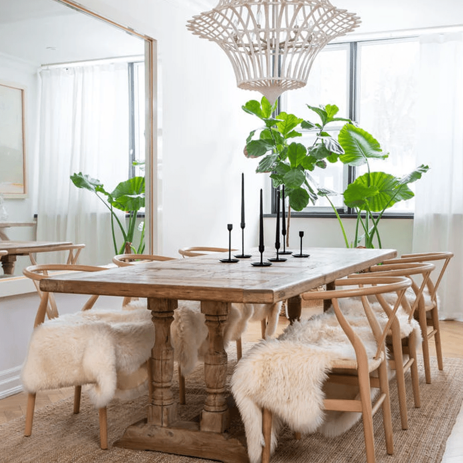 一间带白色编织枝形吊灯的餐厅，可以在房间里装饰