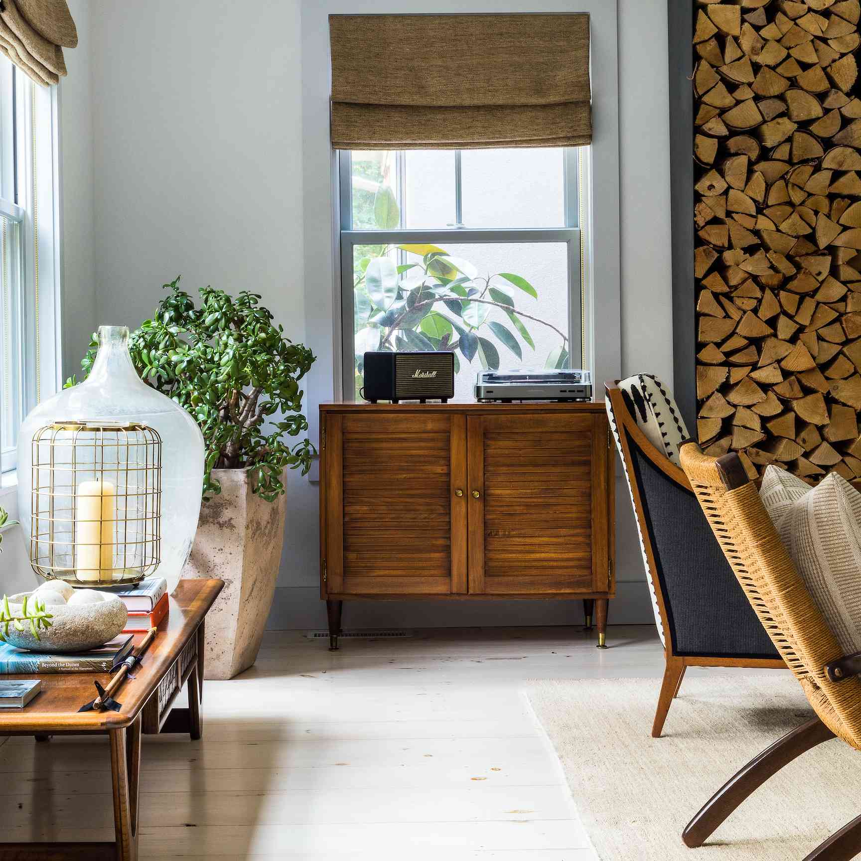 客厅与木材堆叠和木制梳妆台。