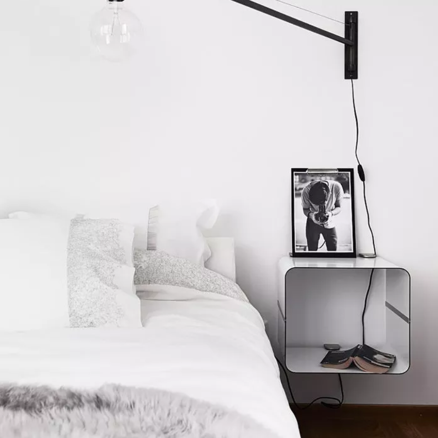 装有床头柜的卧室