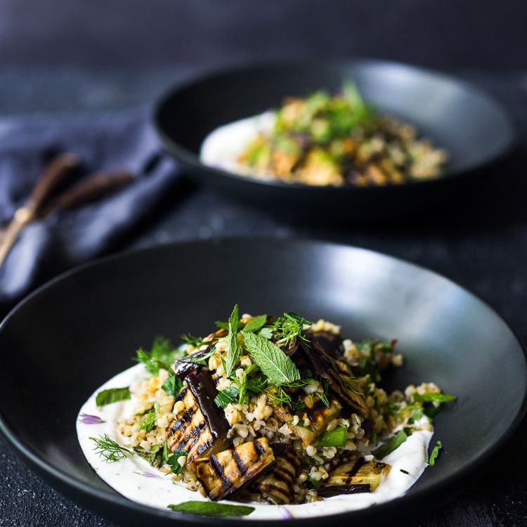 烤茄子沙拉freekeh和酸奶五香