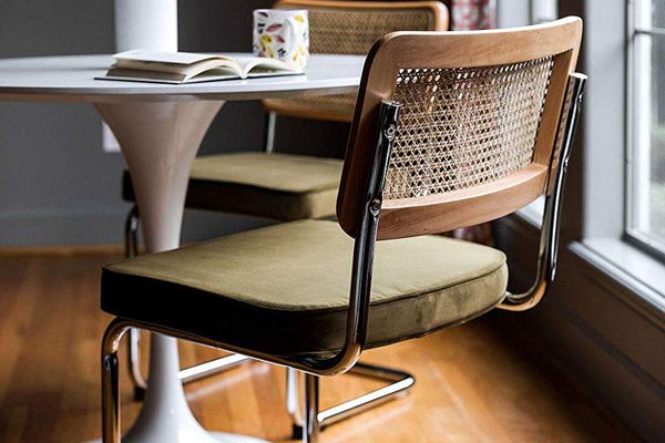 两个Midcantury藤条和天鹅绒餐椅。