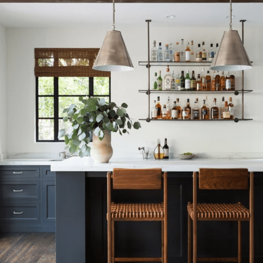 有几个架子的厨房