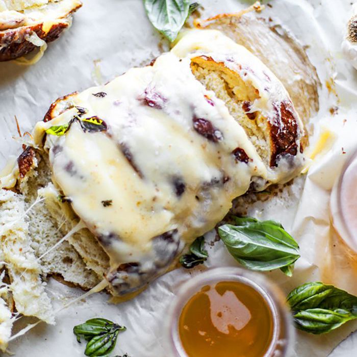 啤酒奶酪软椒盐大蒜面包配菜比萨饼