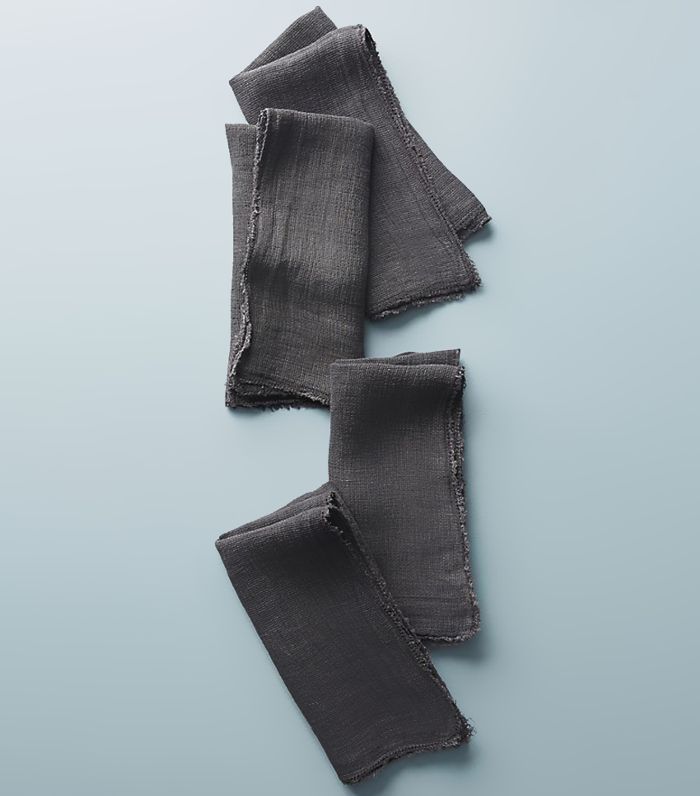 Anthropologie的磨损的亚麻餐巾，集4”class=