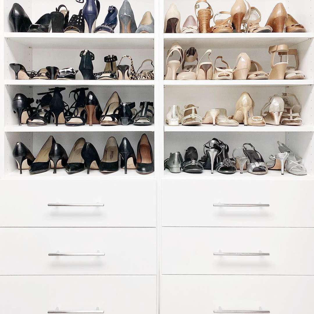 在衣柜里整齐有组织的鞋子。