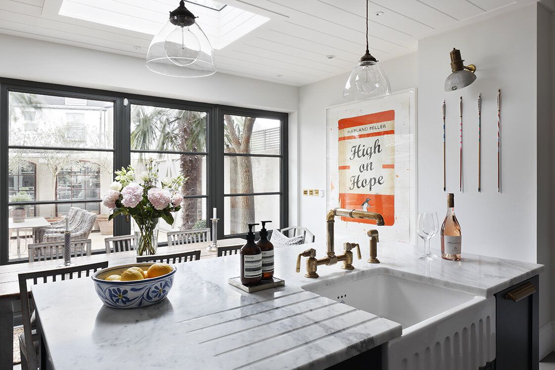 有大理石台面和古董洗手盆龙头的厨房