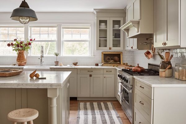 Luxe米色农舍厨房有灰色和白色条纹赛跑者