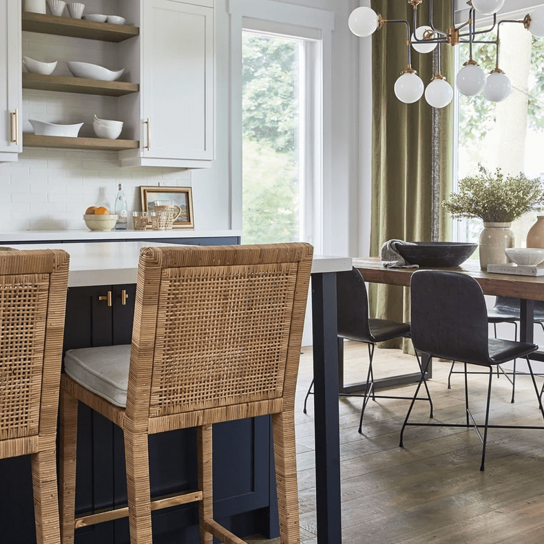 厨房的桌子上方有灯光