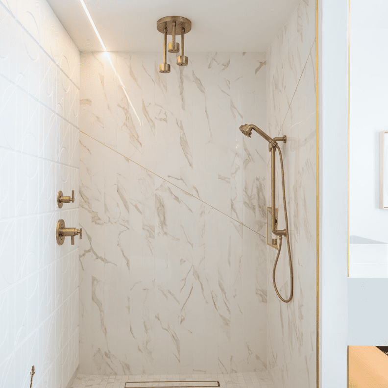 浴室内衬有纹理的白色大理石