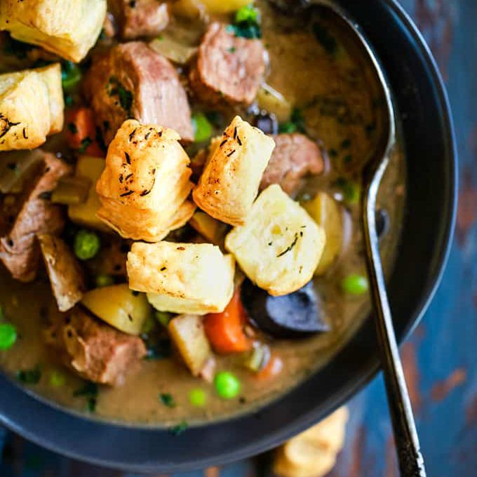 慢炖锅牛肉和吉尼斯馅饼