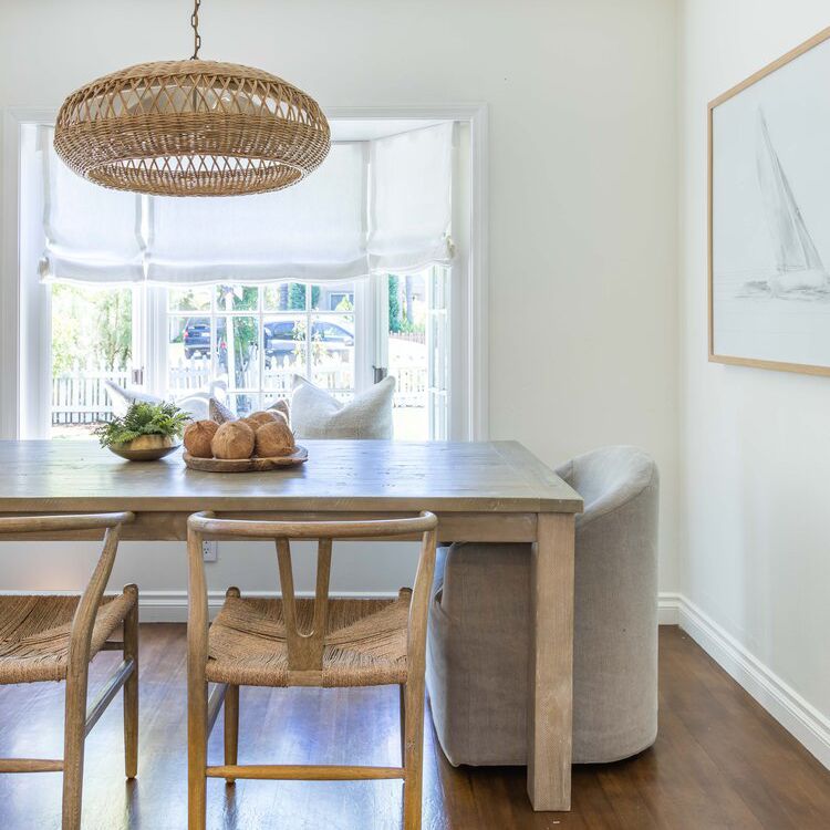 叉骨椅的历史——餐桌前的两把椅子