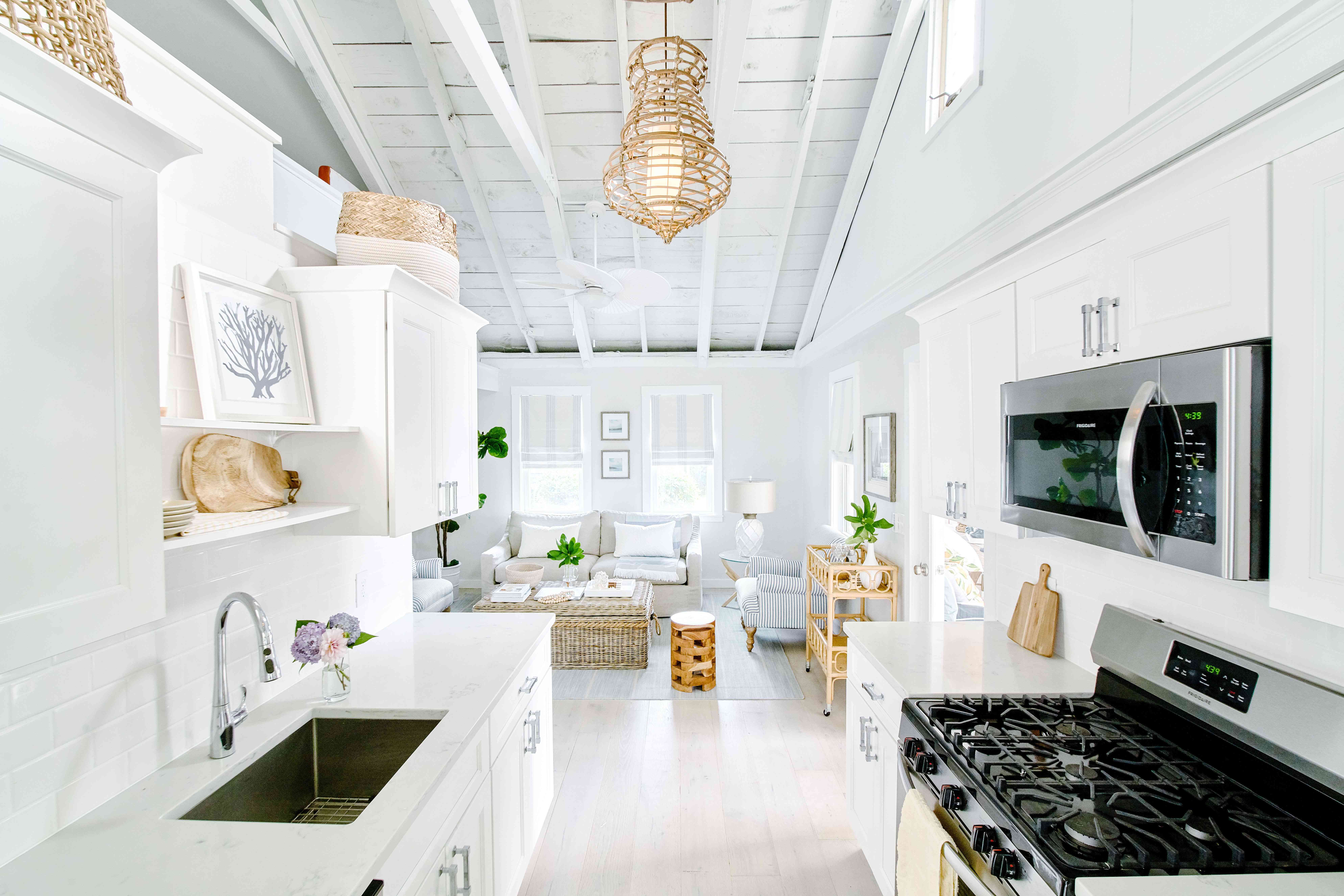 最好的厨房理念 - 全白色的厨房用比奇吊灯