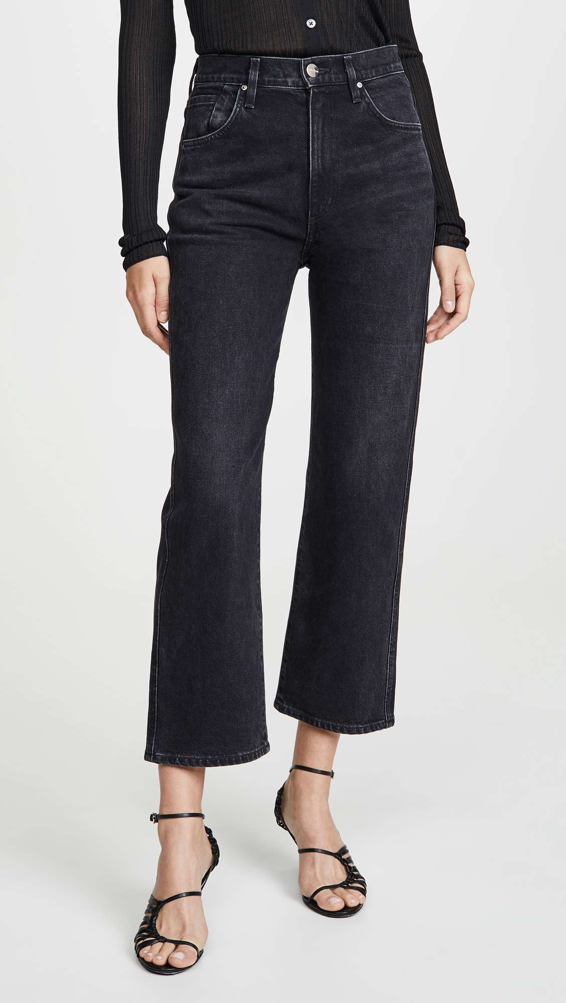 一位女士穿着黑色高腰七分裤做模特