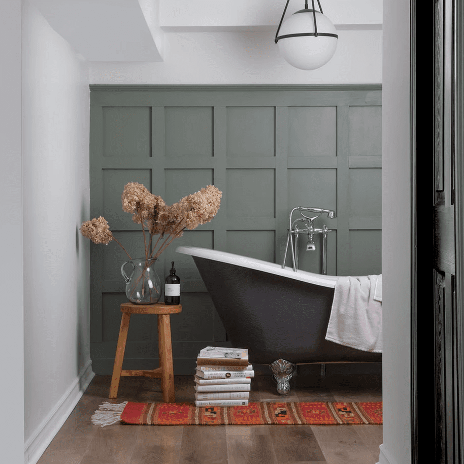 灰色浴室配有黑色钳桶