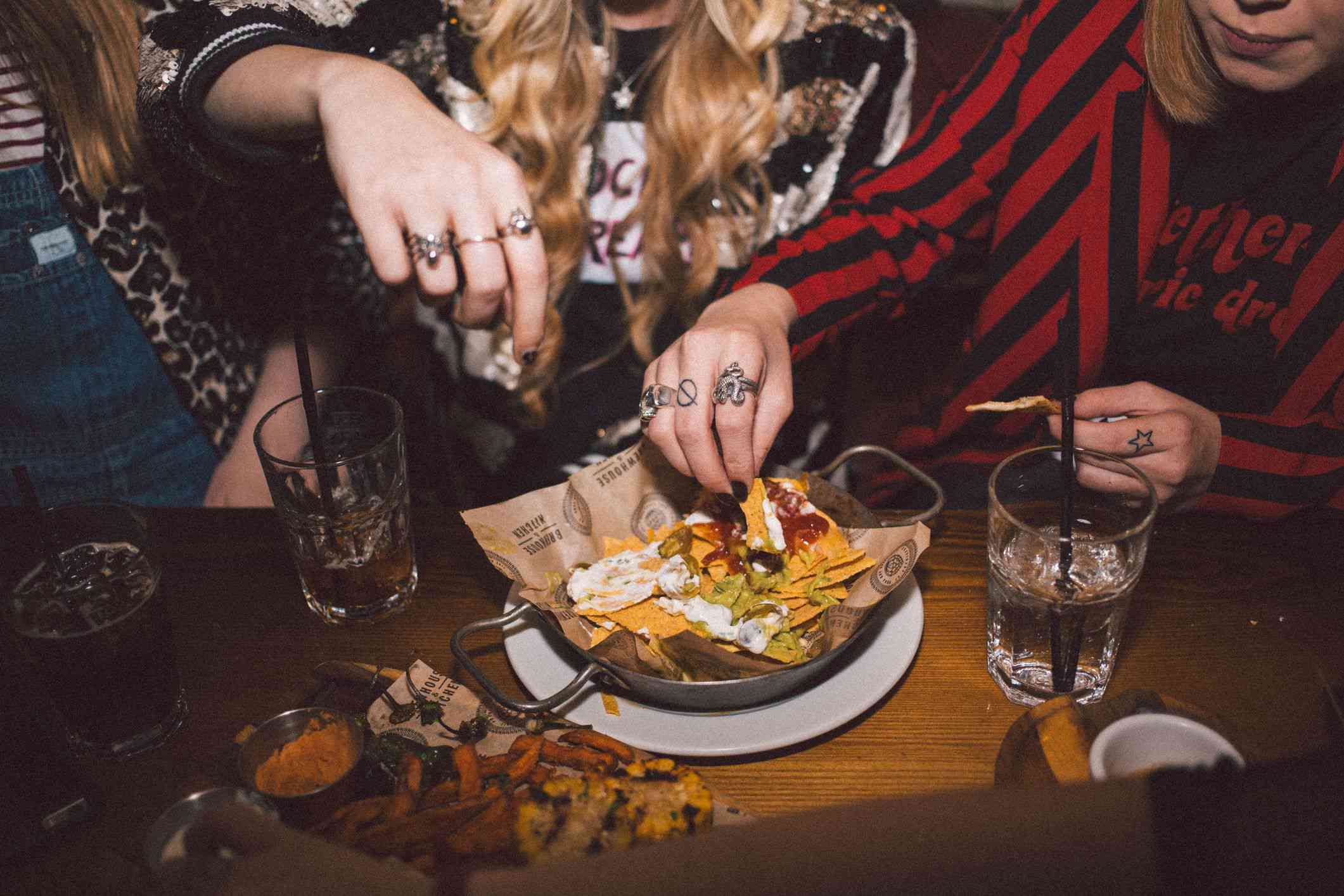 女朋友们晚上出去玩