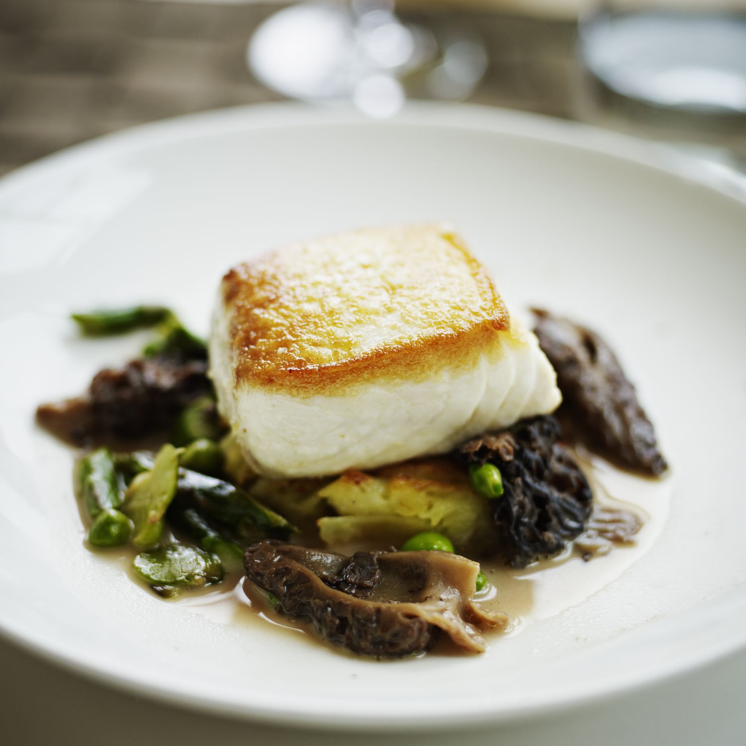 烤大比目鱼鱼片突破上炒芦笋和羊肚菌