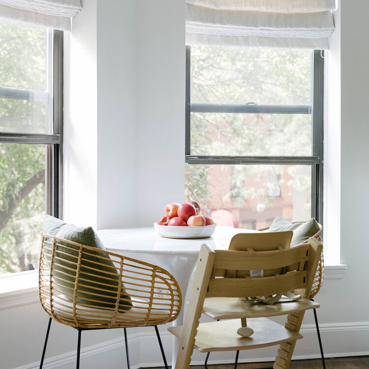 用木椅吃角落。