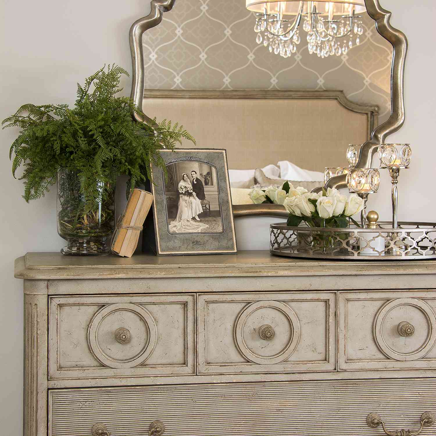 与植物和照片的传统梳妆台在上面。