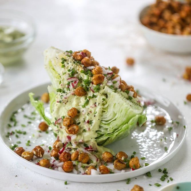 脆皮鹰嘴豆楔形沙拉与鳄梨牧场