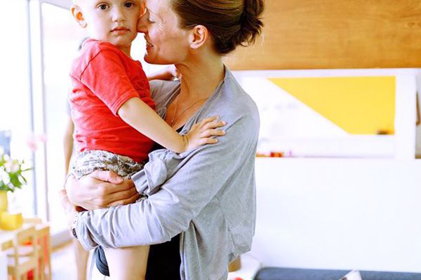 一个带着孩子的职业母亲“class=