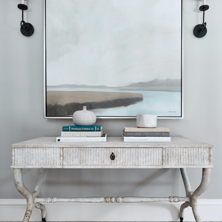 中性的入口餐桌与软艺术。