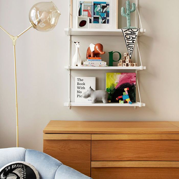 现代孩子的一个架子上的玩具