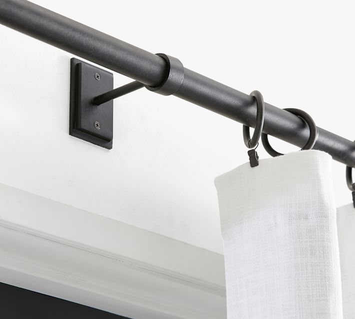 房间变暗窗帘杆和墙壁支架