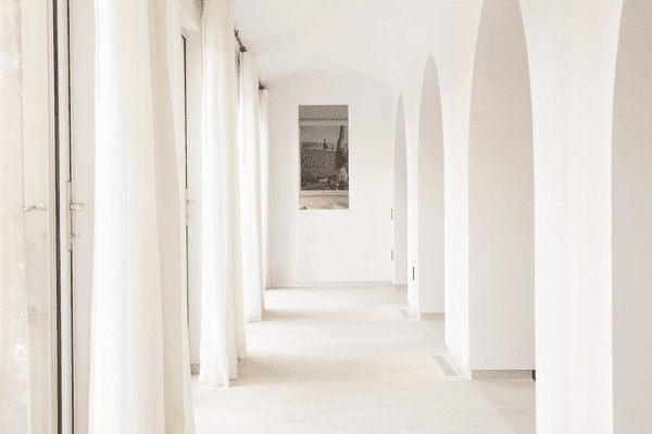 如何清洁墙壁-明亮的白色墙壁在开放的走廊