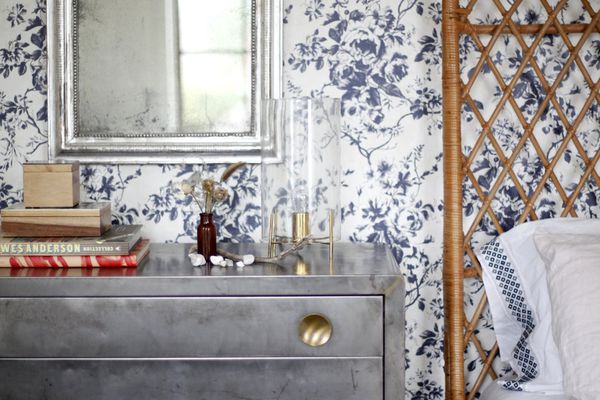 卧室有蓝色和白色的壁纸灰色梳妆台和柳条床框架